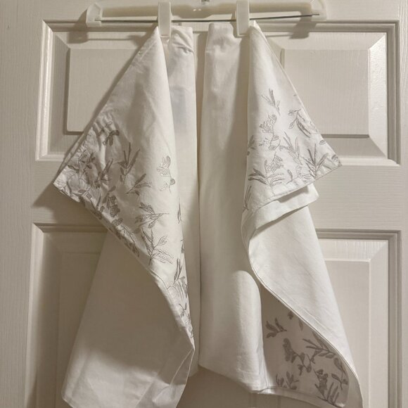 Margaret Muir Queen White Duvet Cover and Shams Set - Picture 3 of 3